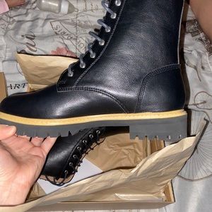 Brand new in box drew boots